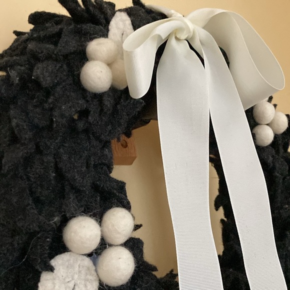 Felted wool wreath - Picture 3 of 3